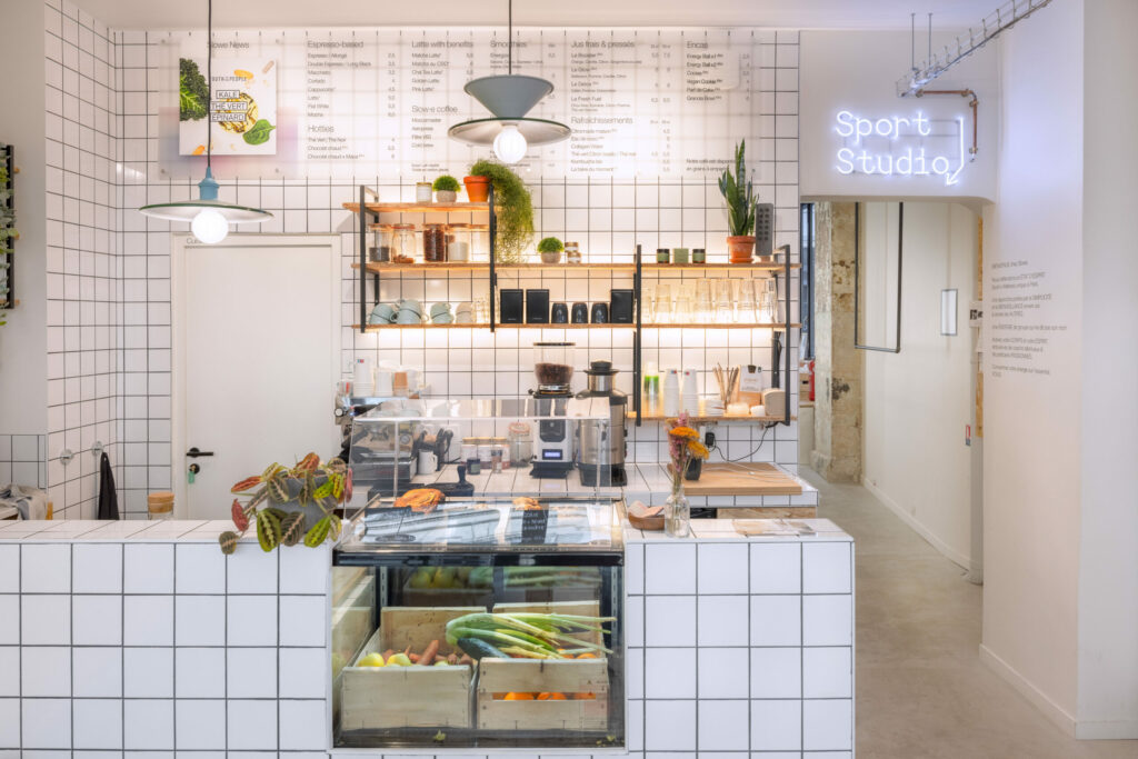 Coffee shop moderne avec lumière naturelle et espace convivial à Paris 10