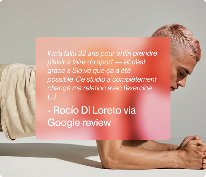 Coach guidant un entraînement complet pour tous niveaux à Slowe Studio Paris