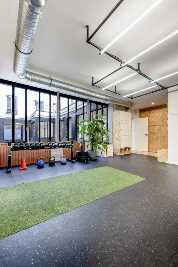 Vue générale du studio Slowe Paris 10 avec espace pour cours collectifs