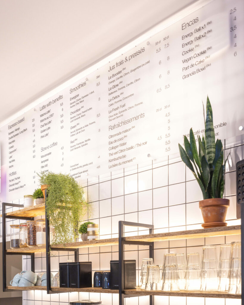 Intérieur du coffee shop Slowe Studio Paris 10 avec boissons et snacks healthy